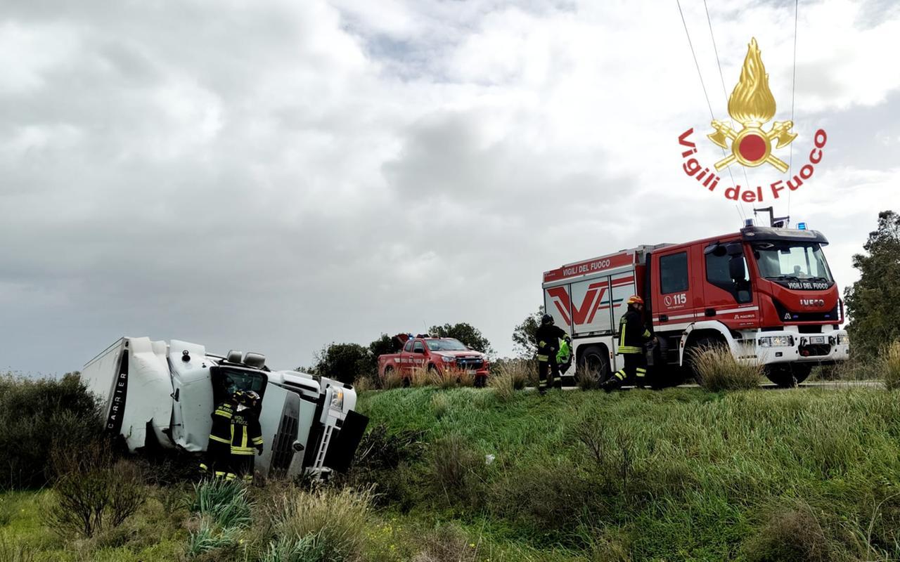 Autoarticolato si ribalta sulla provinciale 2: autista in codice rosso