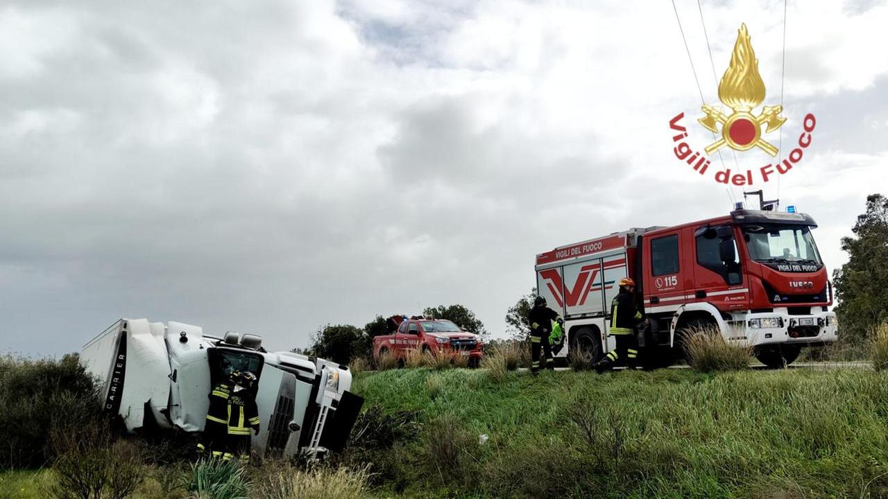 Autoarticolato si ribalta sulla provinciale 2: autista in codice rosso