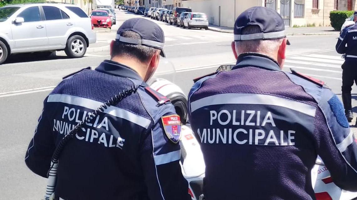 Agenti della polizia municipale al lavoro (foto d'archivio)