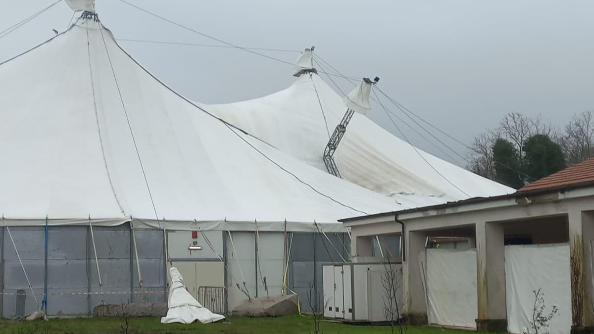 Carnevale nella morsa del vento: a Tempio danneggiato il Parco Tenda
