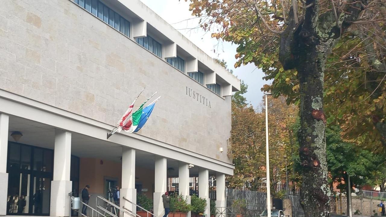 Olbia, feriti a colpi di forbici: l’aggressore dà in escandescenze davanti al giudice