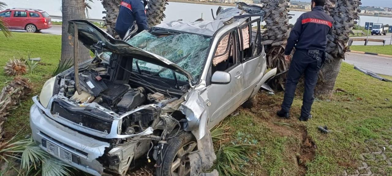 Centra in pieno la rotatoria, abbandona l’auto e si butta in mare: rischia di morire per ipotermia