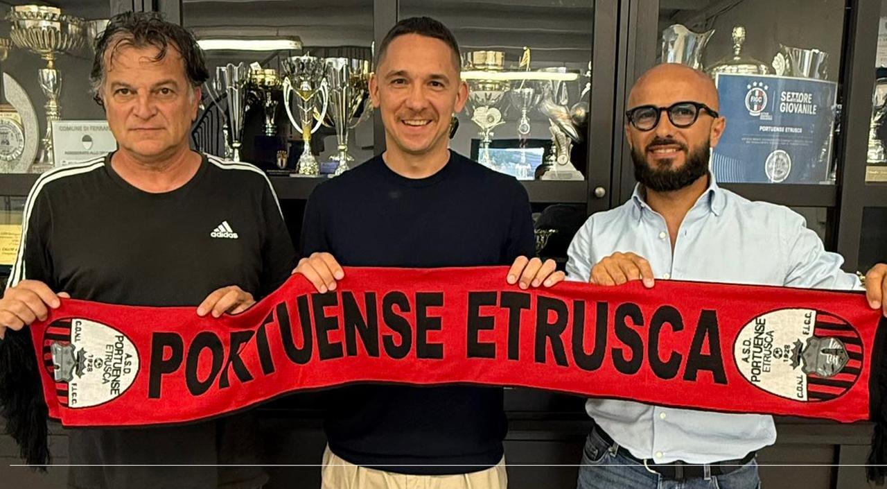 L’arbitro si sbaglia ed espelle un giocatore, il mister avversario sta perdendo il derby ma fa togliere il rosso