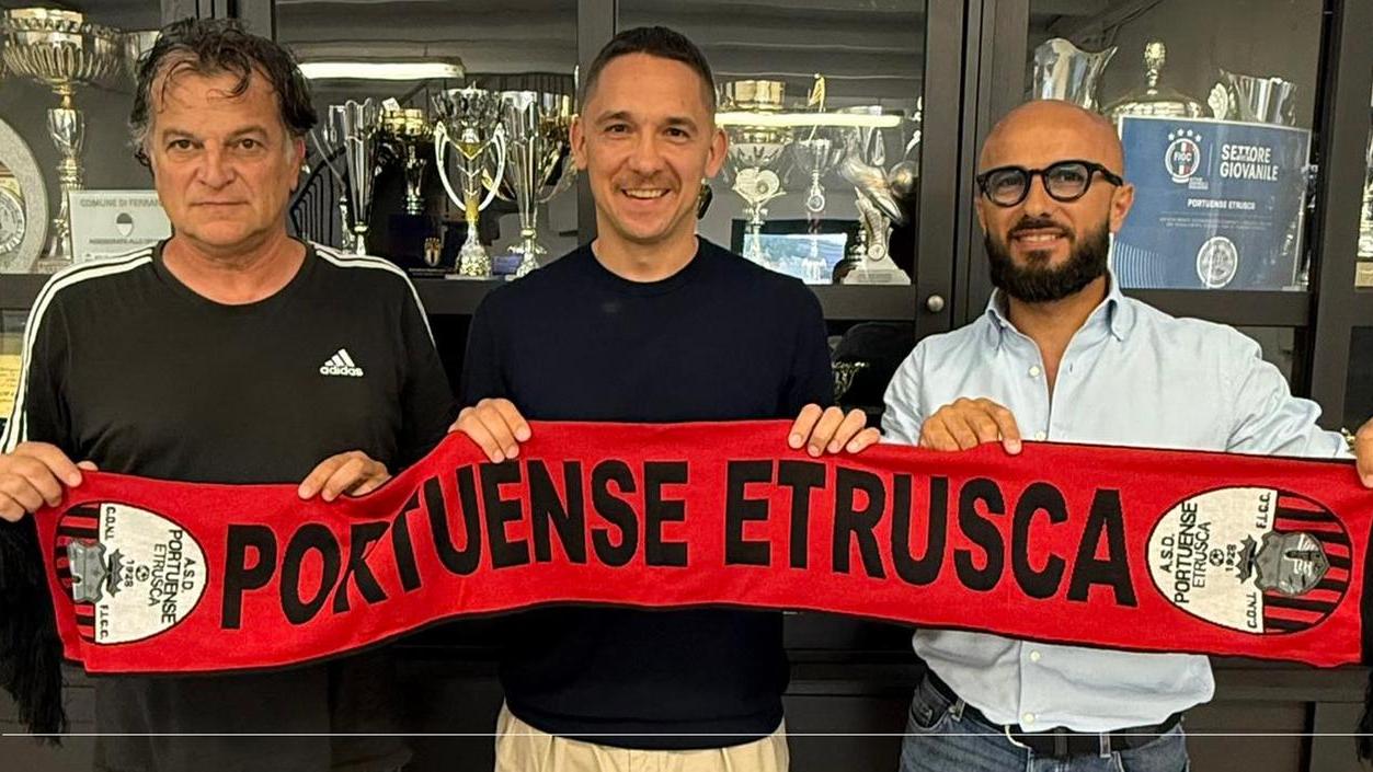 L’arbitro si sbaglia ed espelle un giocatore, il mister avversario sta perdendo il derby ma fa togliere il rosso