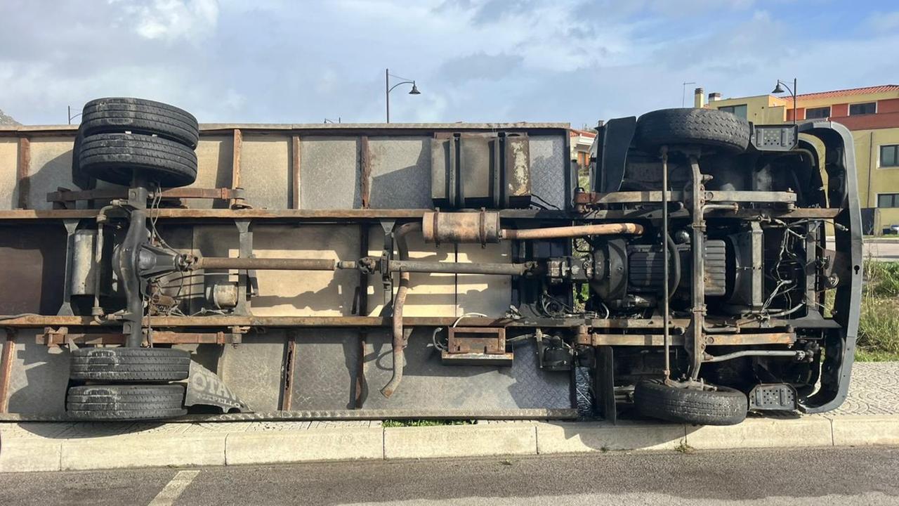 Tempesta di vento in Gallura: a Olbia si ribalta un camion vela