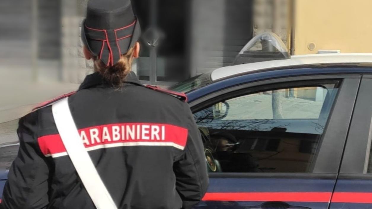 Minorenni costrette a prostituirsi e filmate: arrestati cinque uomini