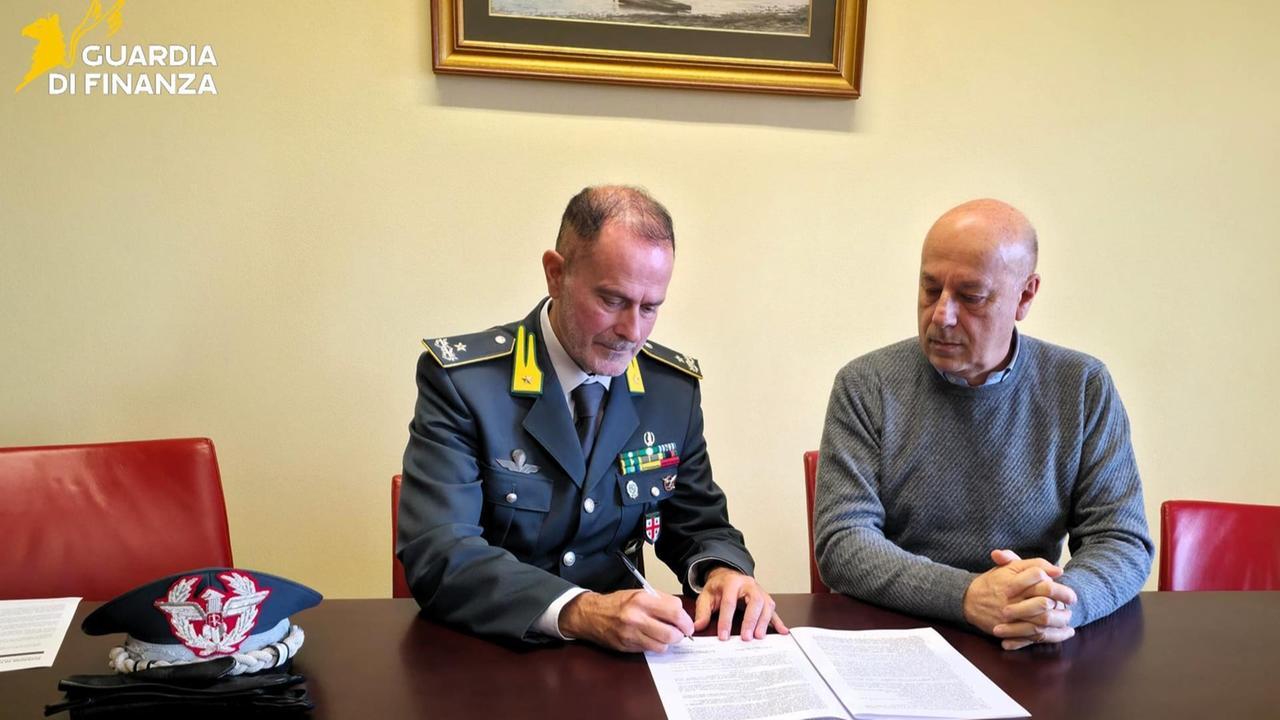 A sinistra il generale Cardone a destra il presidente provincia Medio Campidano De Fanti