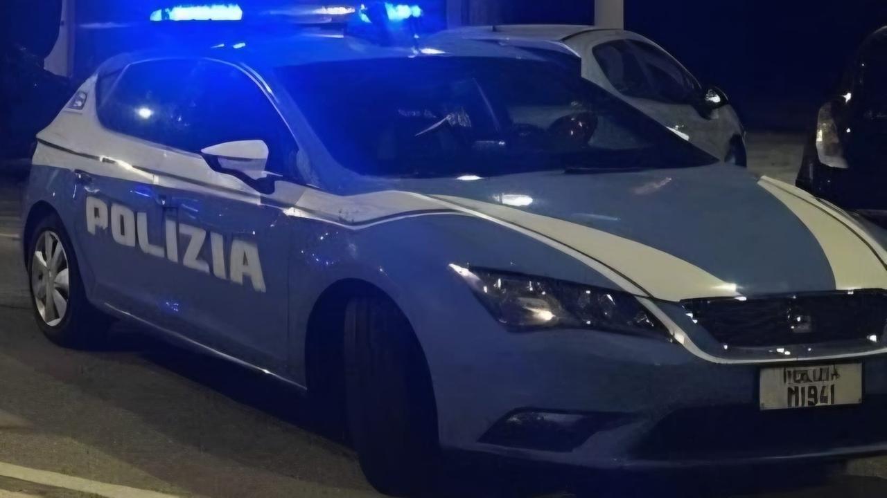 Tentano il furto nella villetta: il proprietario li vede in diretta dalle telecamere