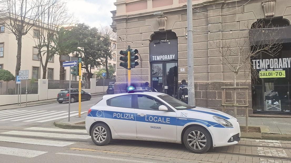 Due furti in due settimane: spariti la cassa e capi sportivi – negozio nel mirino a Sassari