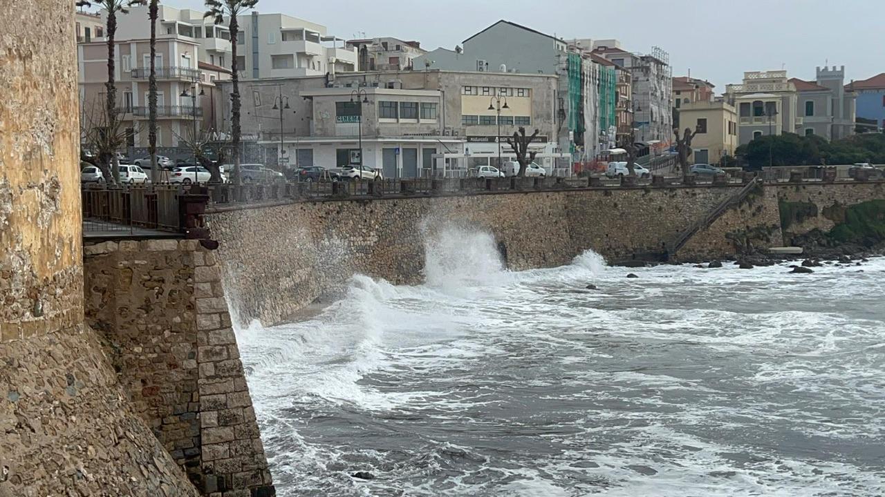 Mare in burrasca, temporali, raffiche di vento a 140 chilometri orari: in Sardegna non c’è tregua – cosa succede domani