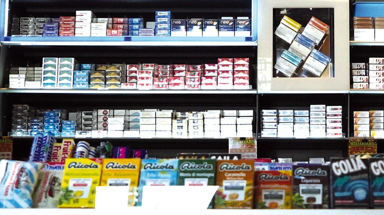 Sigarette, nuova stangata per i fumatori: da oggi rincari fino a 30 centesimi per Camel e Winston – Tutti i prezzi