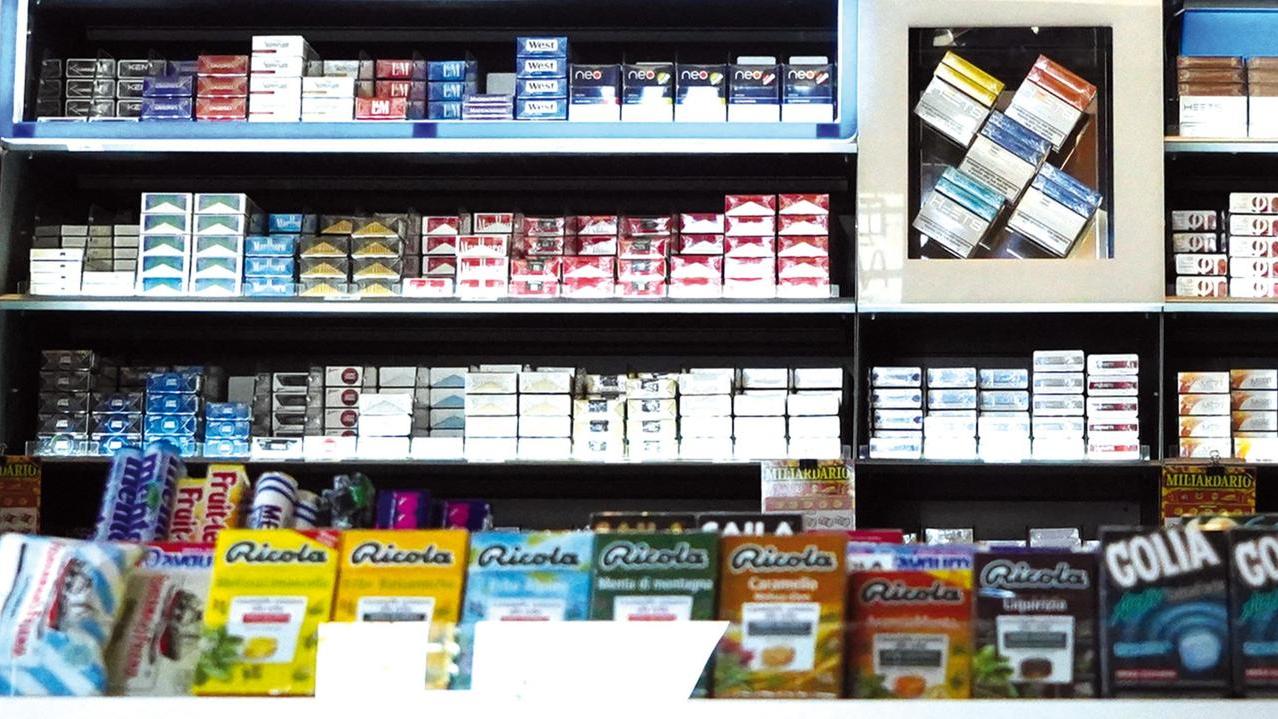 Sigarette, nuova stangata per i fumatori: da oggi rincari fino a 30 centesimi per Camel e Winston – Tutti i prezzi