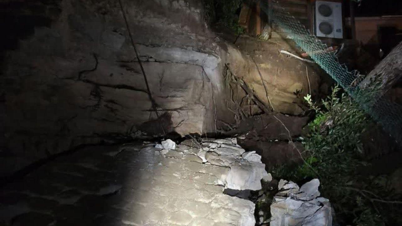 
	La frana (foto vigili del fuoco, da LaPresse)

