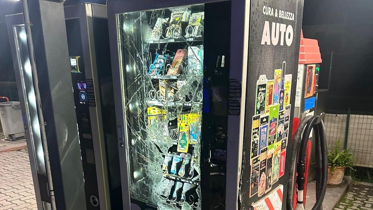 Altopascio, sfascia il distributore automatico e la gettoniera