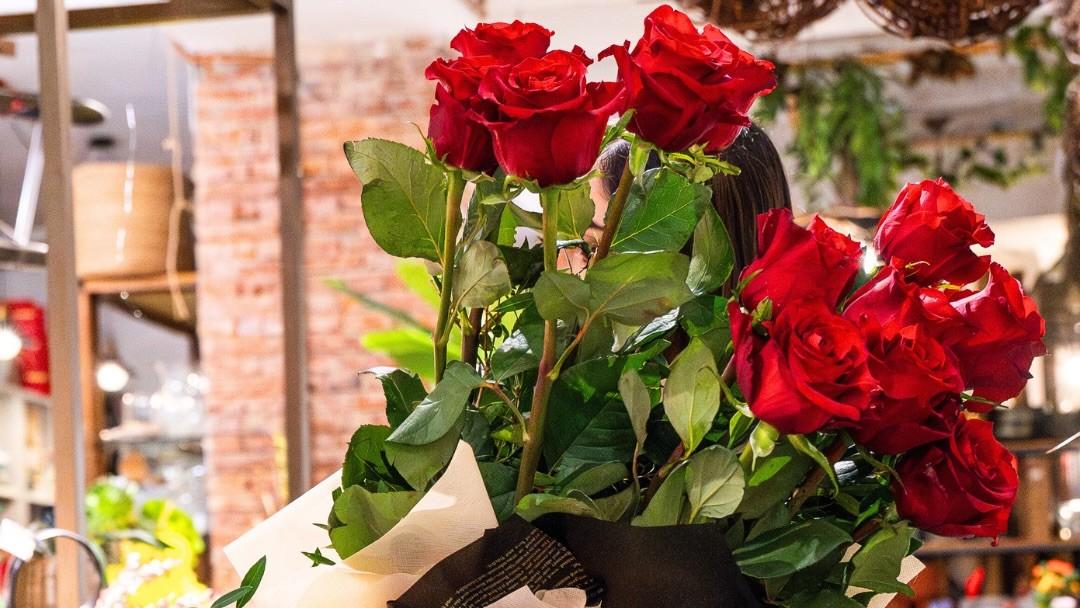 Rose rosse, diamanti, cene a lume di candela e bagno sotto le stelle: a San Valentino trionfa l’amore