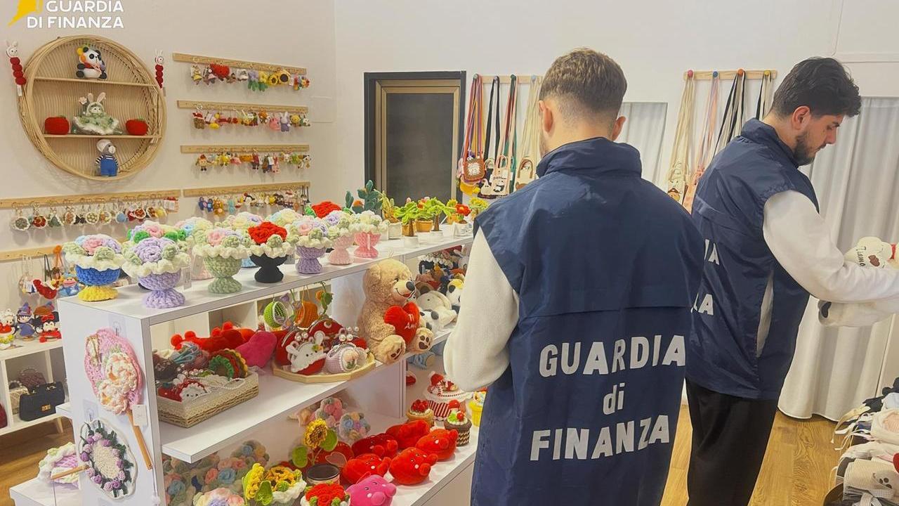 Prato, colpo al business dei regali di San Valentino: sequestrati 110mila prodotti