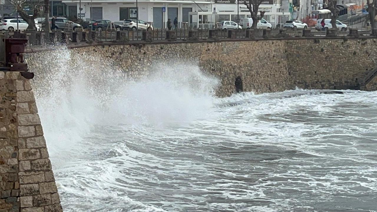 Maltempo, il peggio deve ancora arrivare: domani il picco della burrasca – Allerta in tutta l’isola