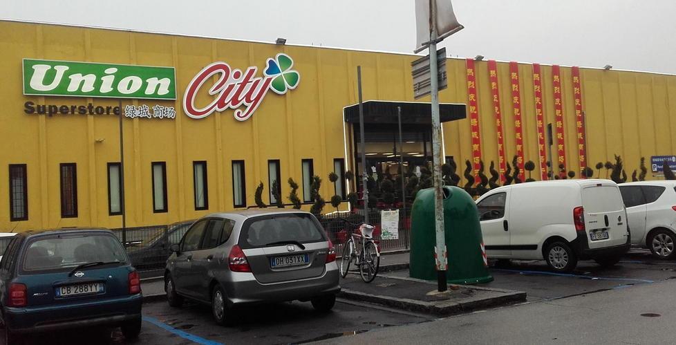 
	Il supermercato di via Becagli davanti al quale &egrave; avvenuto lo scippo

