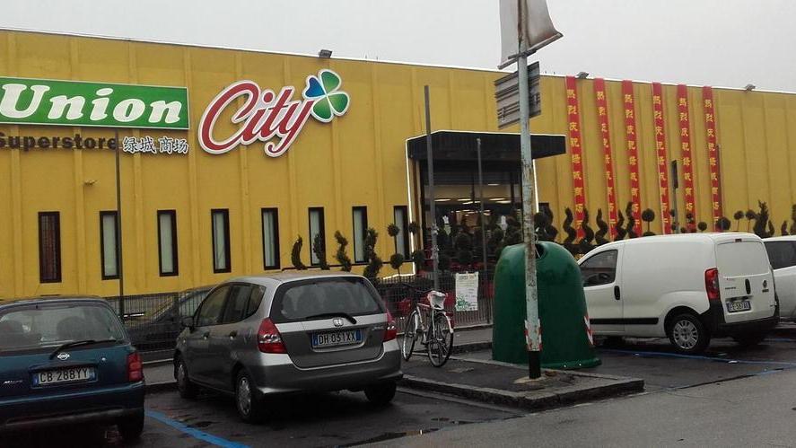 Il supermercato di via Becagli davanti al quale è avvenuto lo scippo