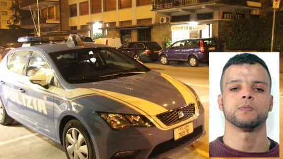 Una volante della polizia e a destra Mohamed Chakir