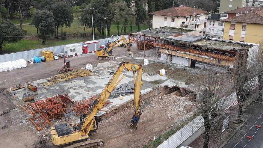 Montecatini, vecchia Esselunga rasa al suolo: da primavera la ricostruzione