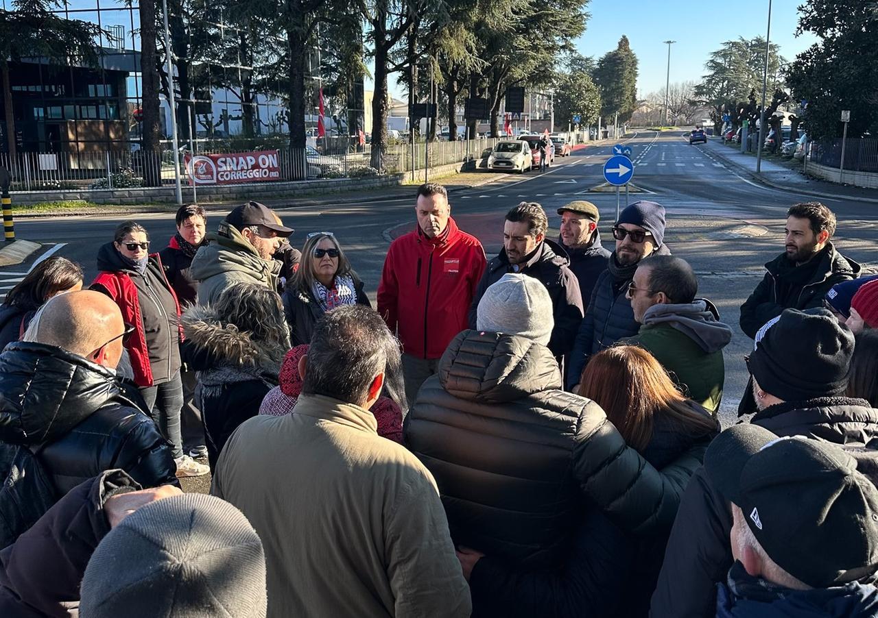 Icr, prosegue il presidio dei lavoratori. Il presidente della Provincia sul posto: «Situazione inaccettabile»