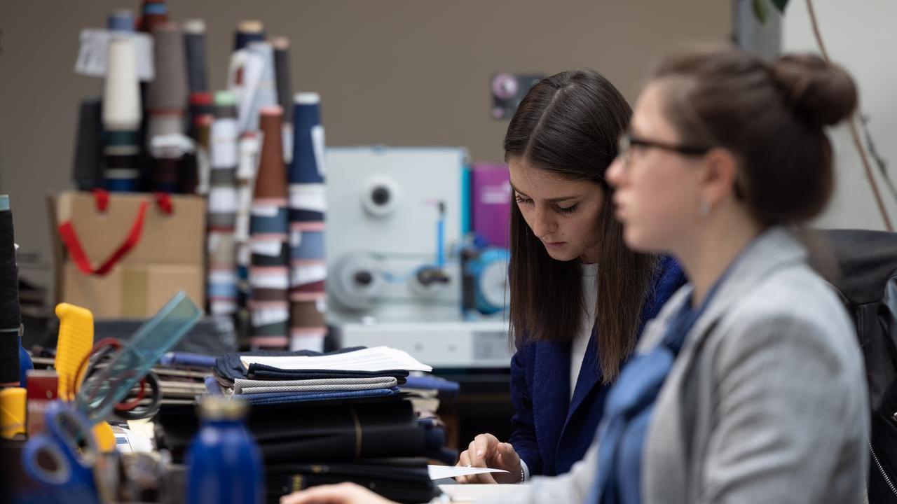 Come sono stati spesi i soldi pubblici dati al tessile? Il Comune di Prato indaga sul distretto e affida uno studio a un advisor internazionale