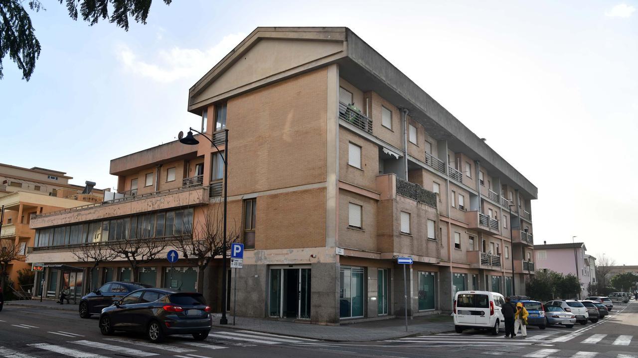 Olbia, l’aggressore armato di forbici “viveva” nel palazzo-tugurio di viale Aldo Moro