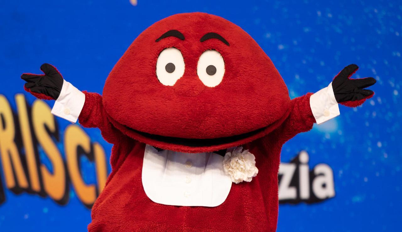 Il Gabibbo aggredito durante un servizio per Striscia. Torna a galla la gag sulla Sardegna che non fece ridere l’isola