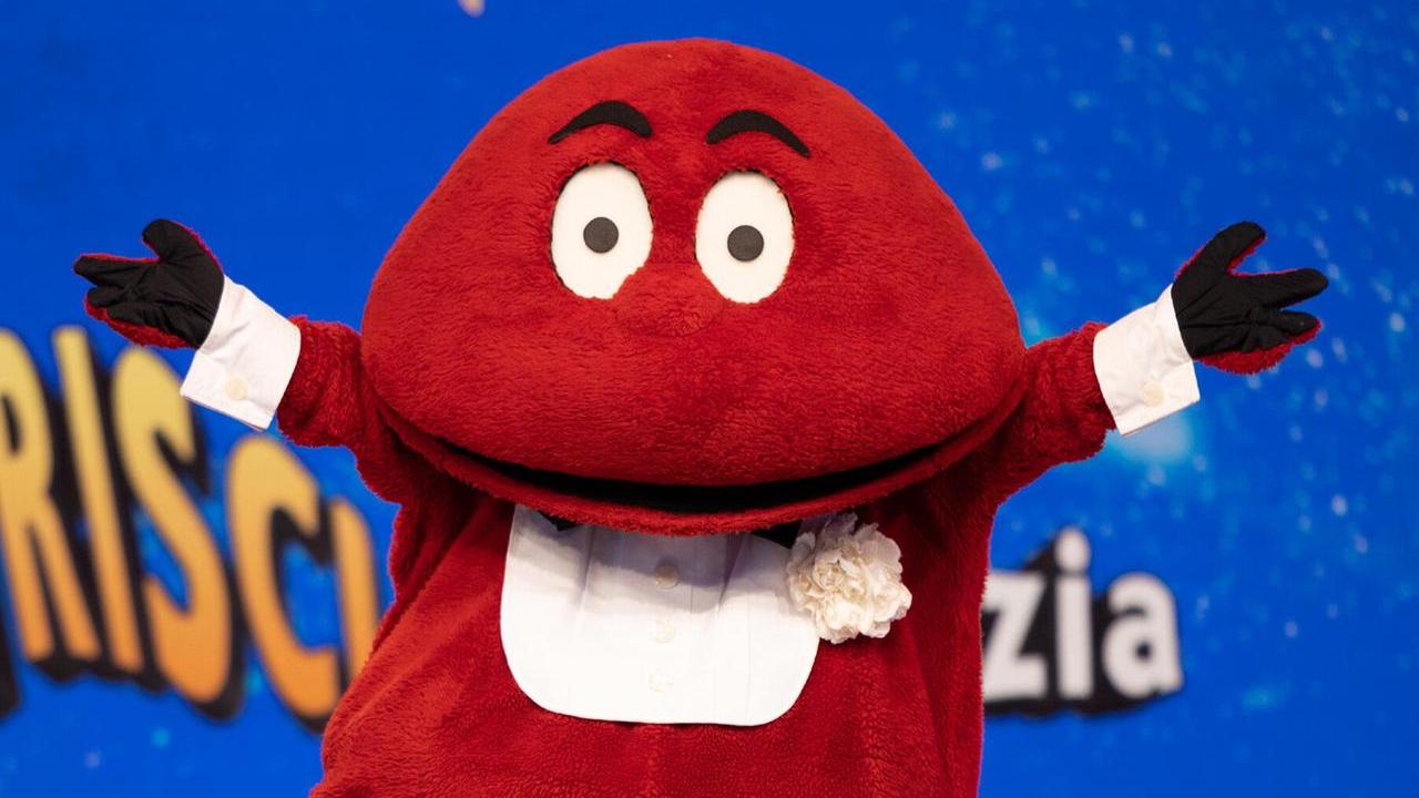 Il Gabibbo aggredito durante un servizio per Striscia. Torna a galla la gag sulla Sardegna che non fece ridere l’isola