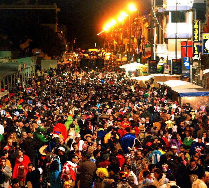 
	La marea umana di maschere festanti in via Coppino (foto d&rsquo;archivio)

