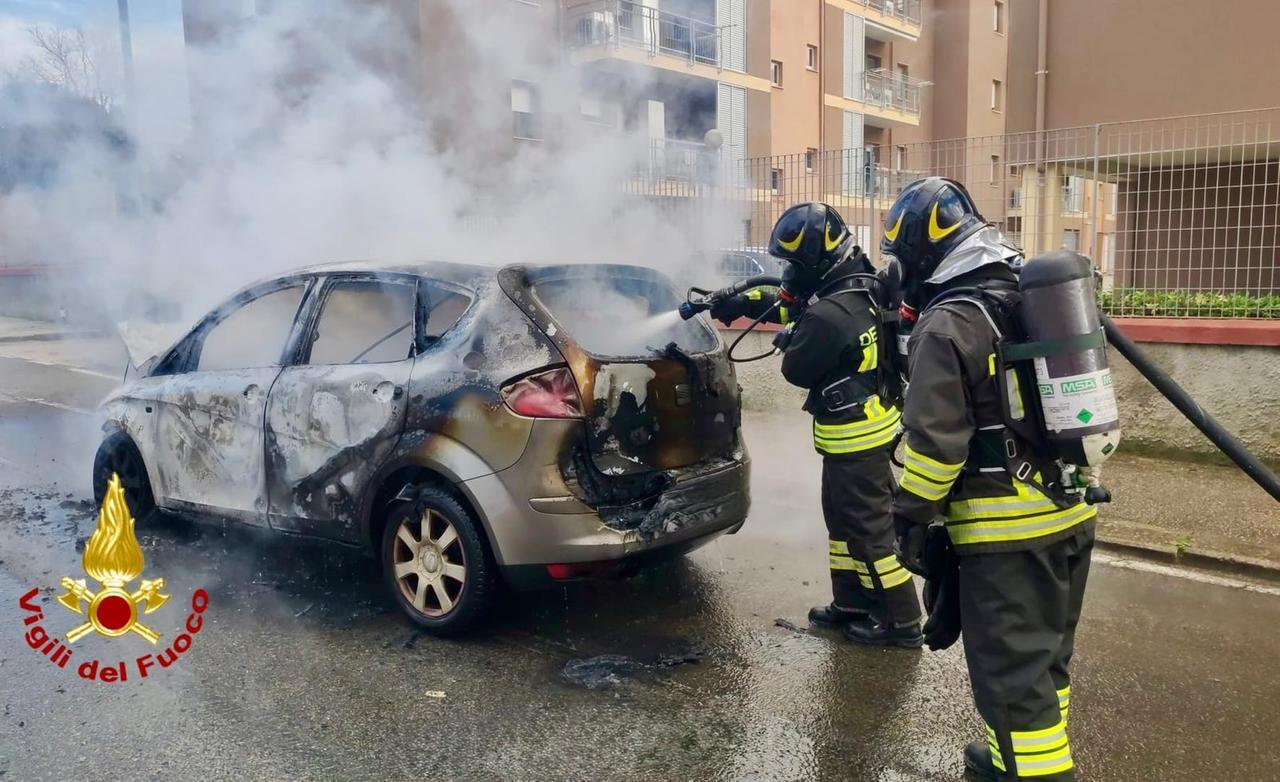 Paura a Sassari, l’auto prende fuoco durante la marcia