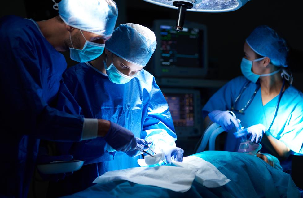 Un intervento chirurgico (foto d'archivio)