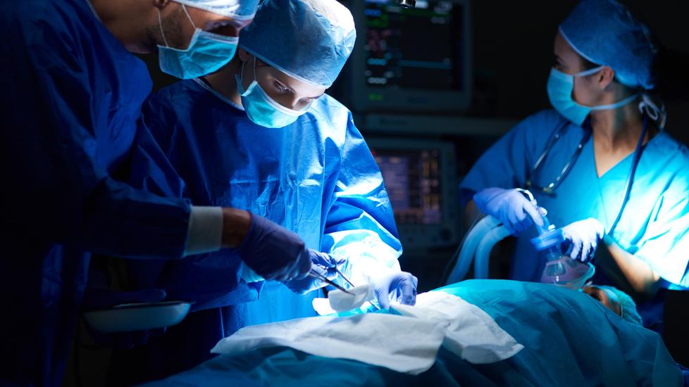 Un intervento chirurgico (foto d'archivio)
