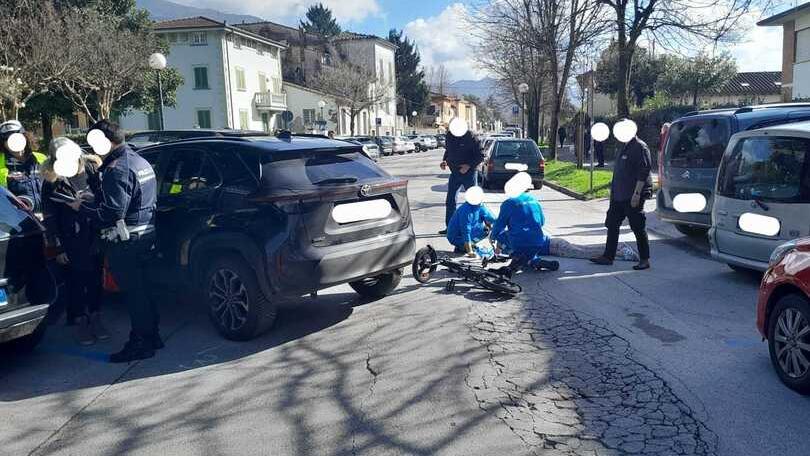 I soccorsi al 63enne ferito nell'incidente in viale Oberdan