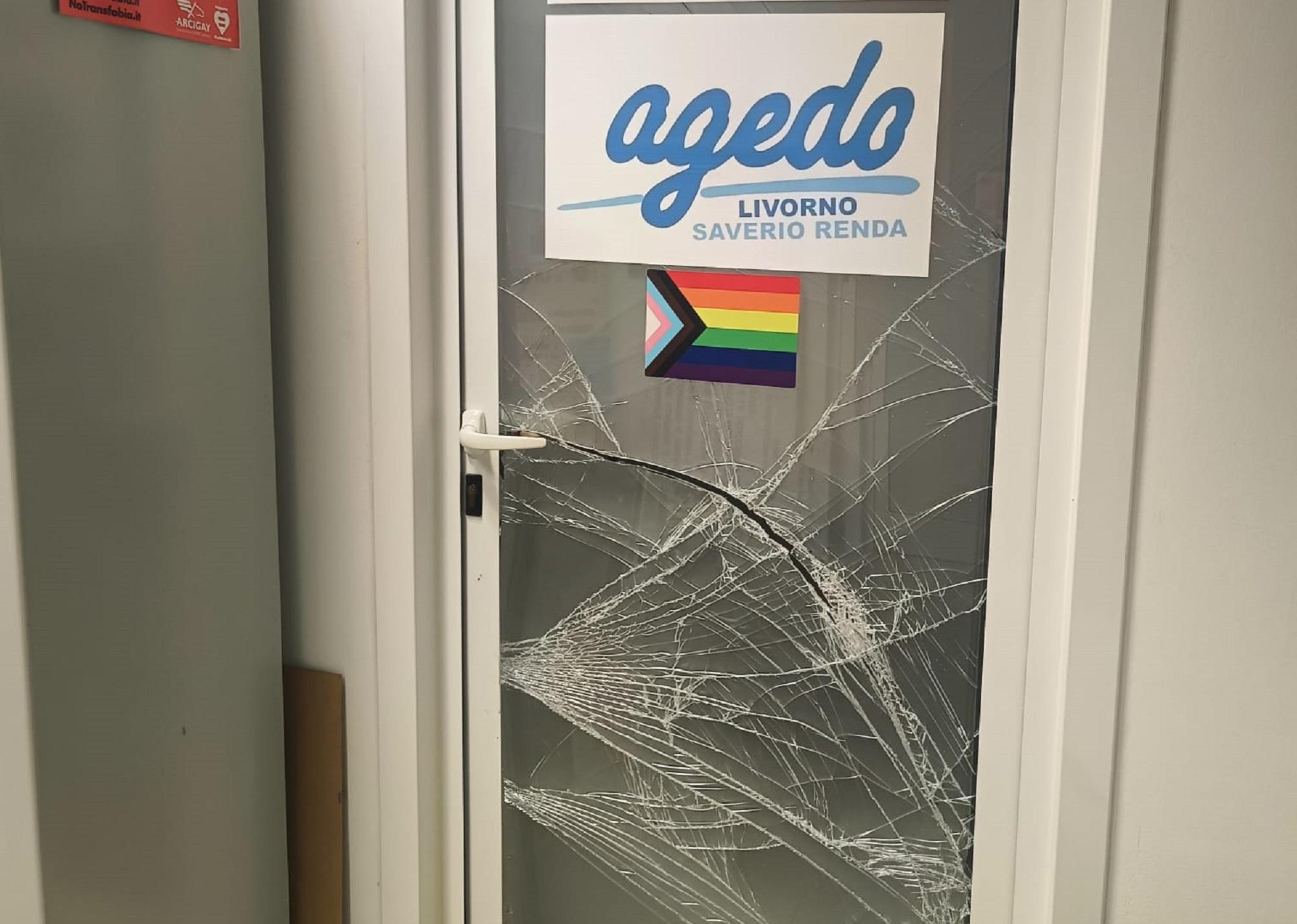 I danni all'ingresso della stanza di Arcigay e Agedo
