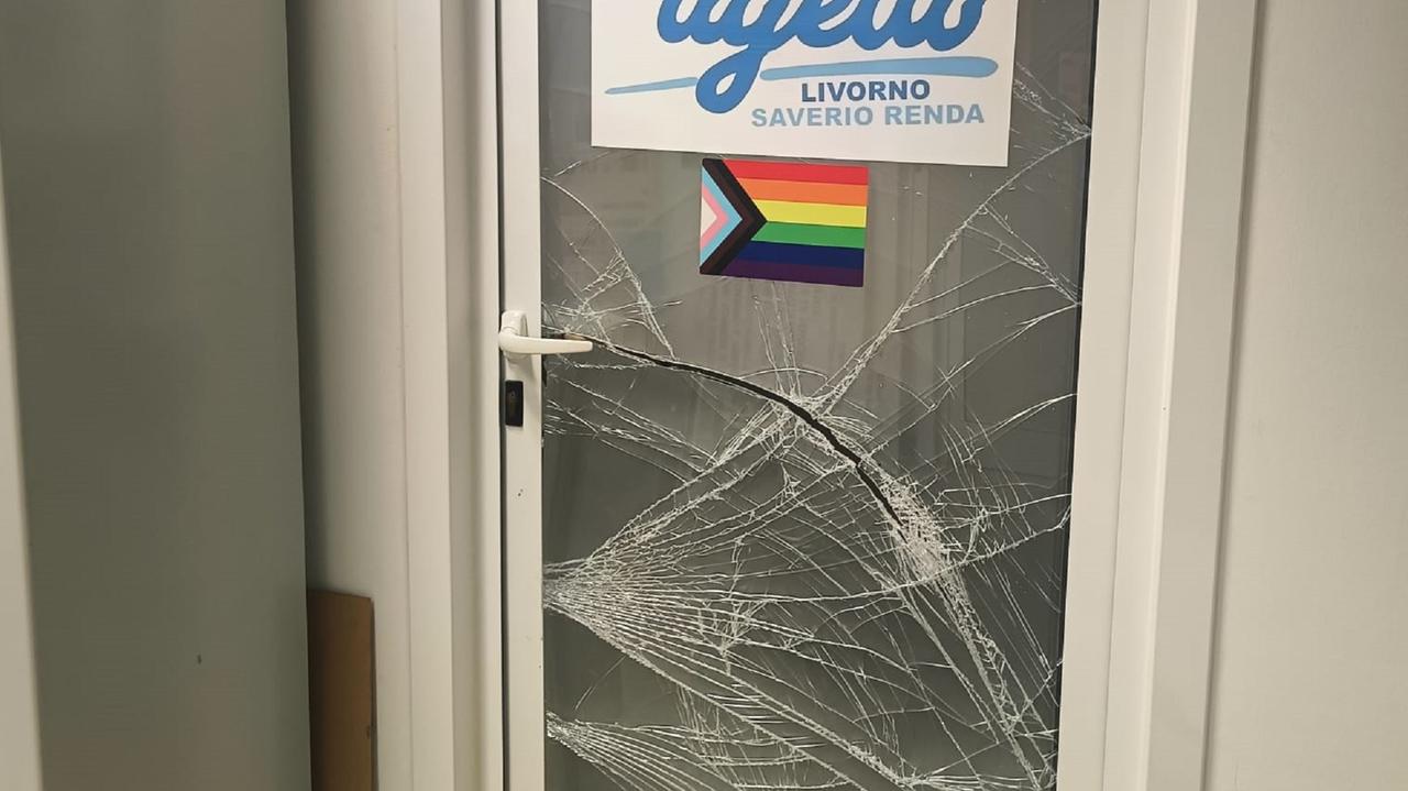 I danni all'ingresso della stanza di Arcigay e Agedo