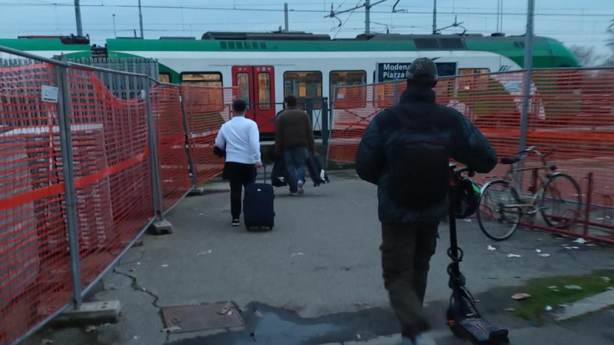 I pendolari alla stazione di piazza Manzoni