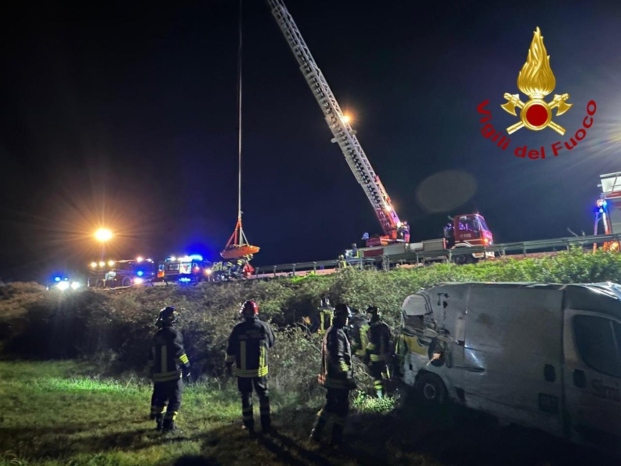 L'intervento dei vigili del fuoco per recuperare il ferito