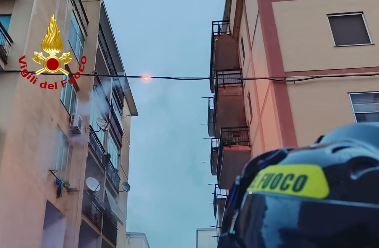 Maltempo a Sassari, le raffiche di vento spezzano i cavi elettrici: un cortocircuito innesca l’incendio