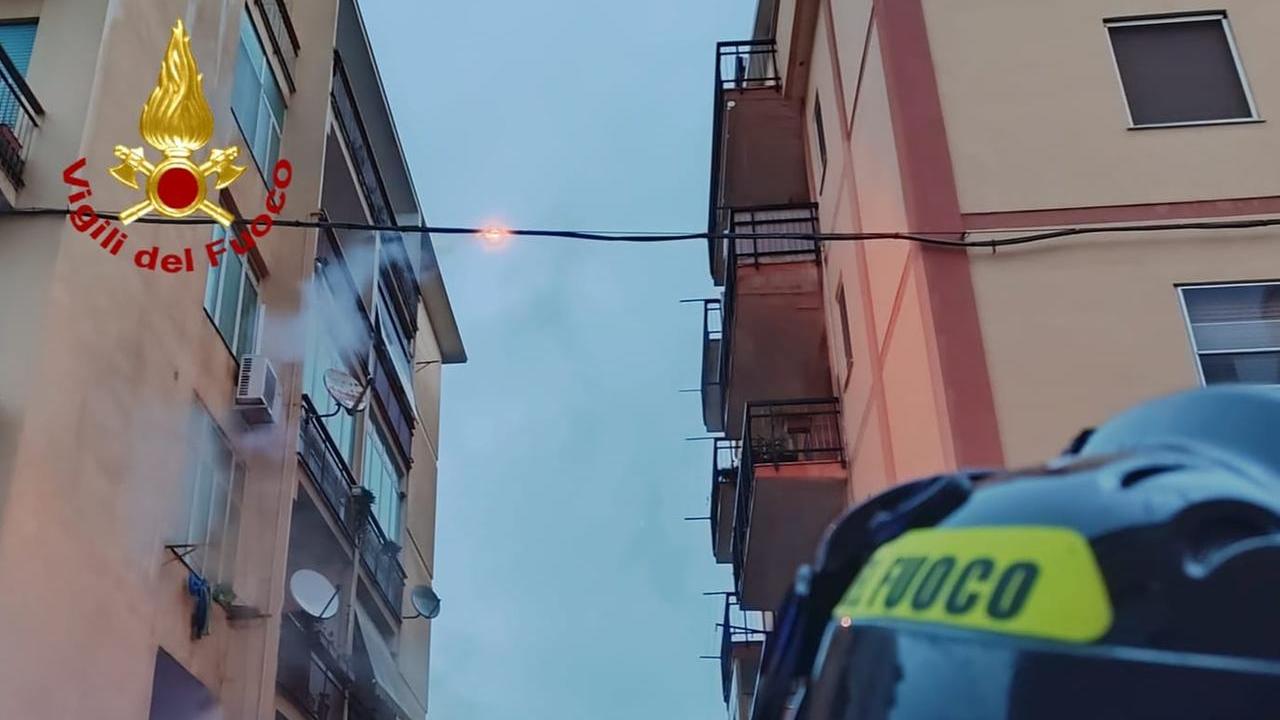 Maltempo a Sassari, le raffiche di vento spezzano i cavi elettrici: un cortocircuito innesca l’incendio