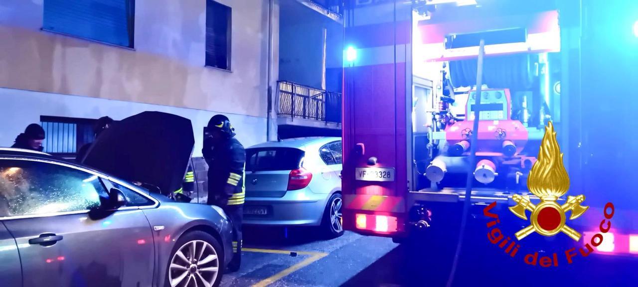 Boato e fiamme a Sassari, auto a fuoco nella notte: indagini in corso