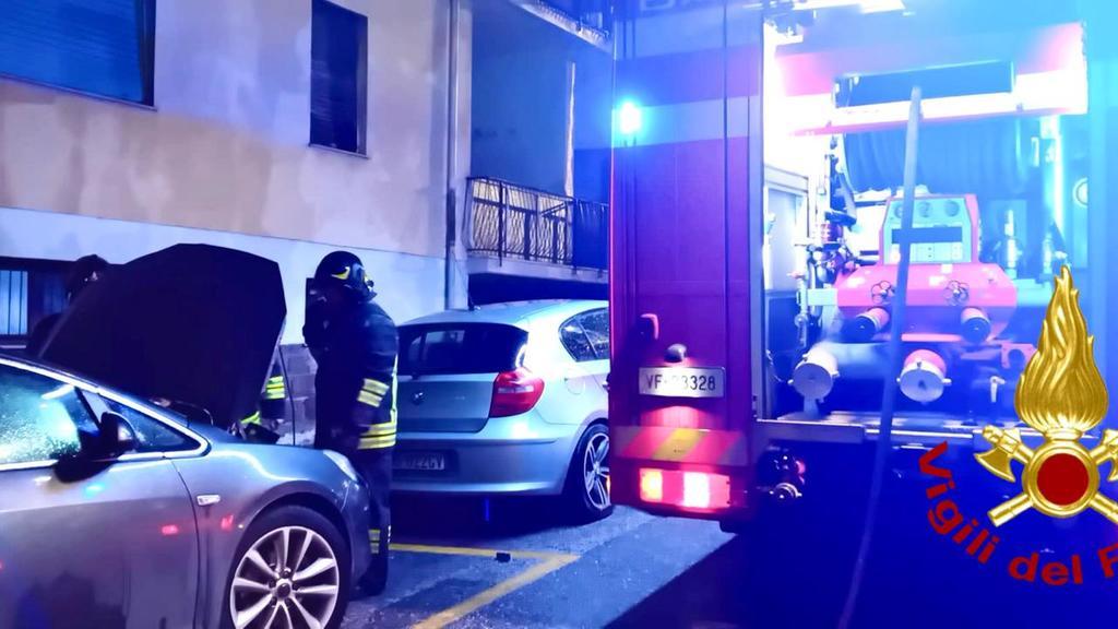 Boato e fiamme a Sassari, auto a fuoco nella notte: indagini in corso