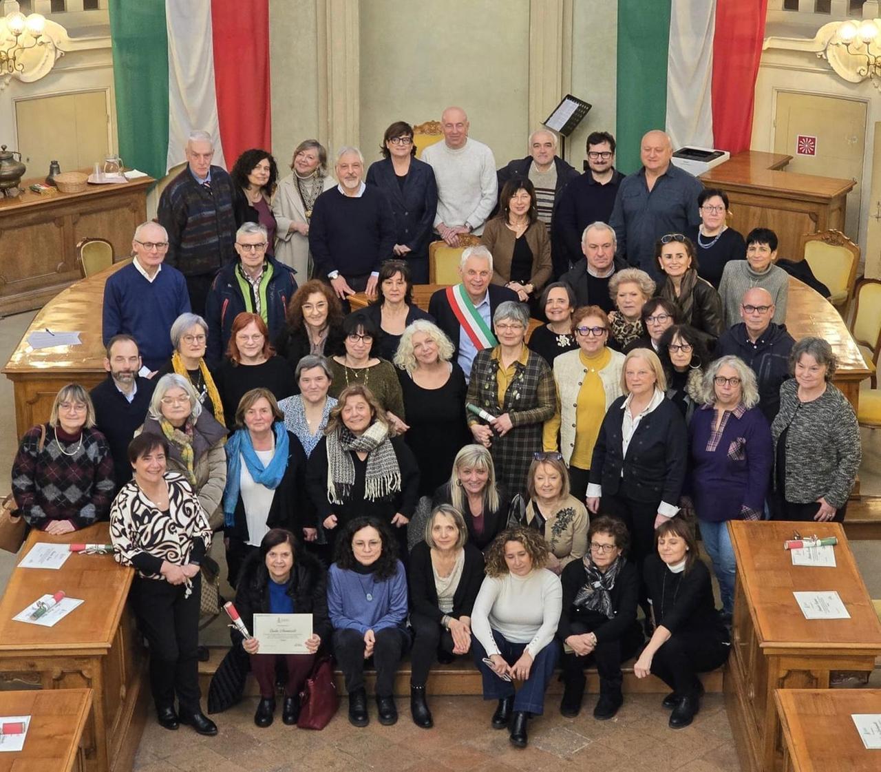 A Reggio Emilia vanno in pensione 87 dipendenti comunali in due anni.  La cerimonia col sindaco