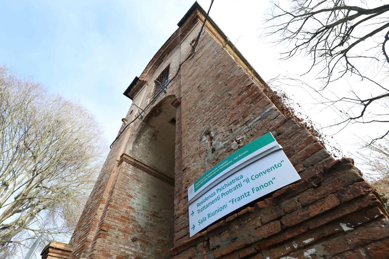 Ferrara, l’ex San Bartolo diventa rifugio: Caritas accoglie venti sfollati del Grattacielo