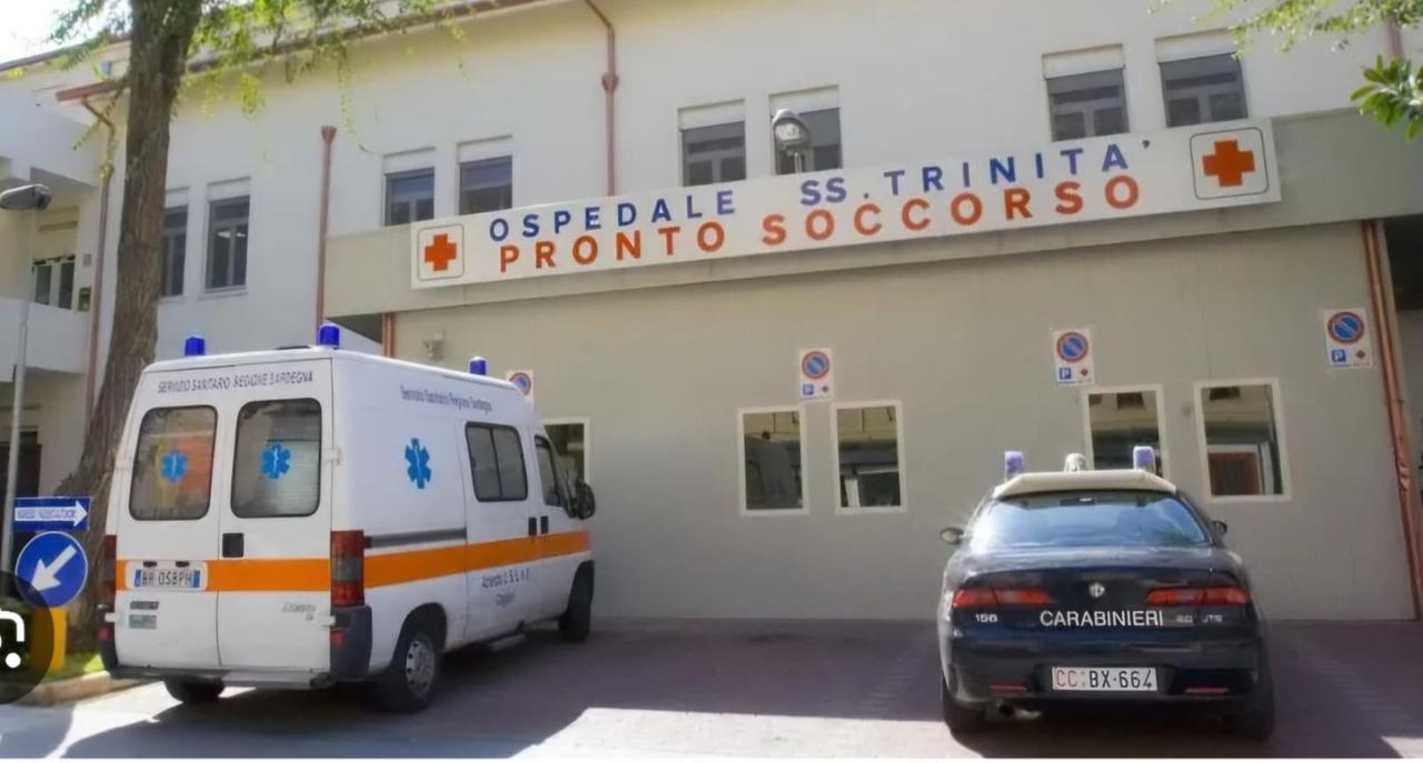 Auto travolge passante sulle strisce pedonali e si ribalta: due feriti, uno in codice rosso