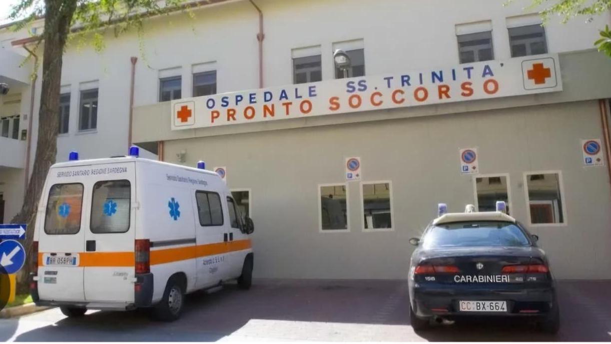 Auto travolge passante sulle strisce pedonali e si ribalta: due feriti, uno in codice rosso