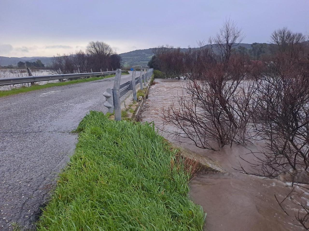 Torrente esonda nella notte, paura fra gli abitanti: allagate le aziende agricole