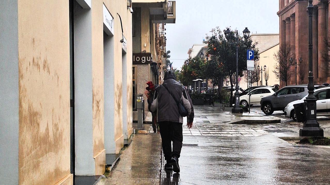 Sotto la pioggia, senza ombrello per il centro di Sassari con un bel mazzo di rose: per San Valentino la burrasca non ferma gli innamorati