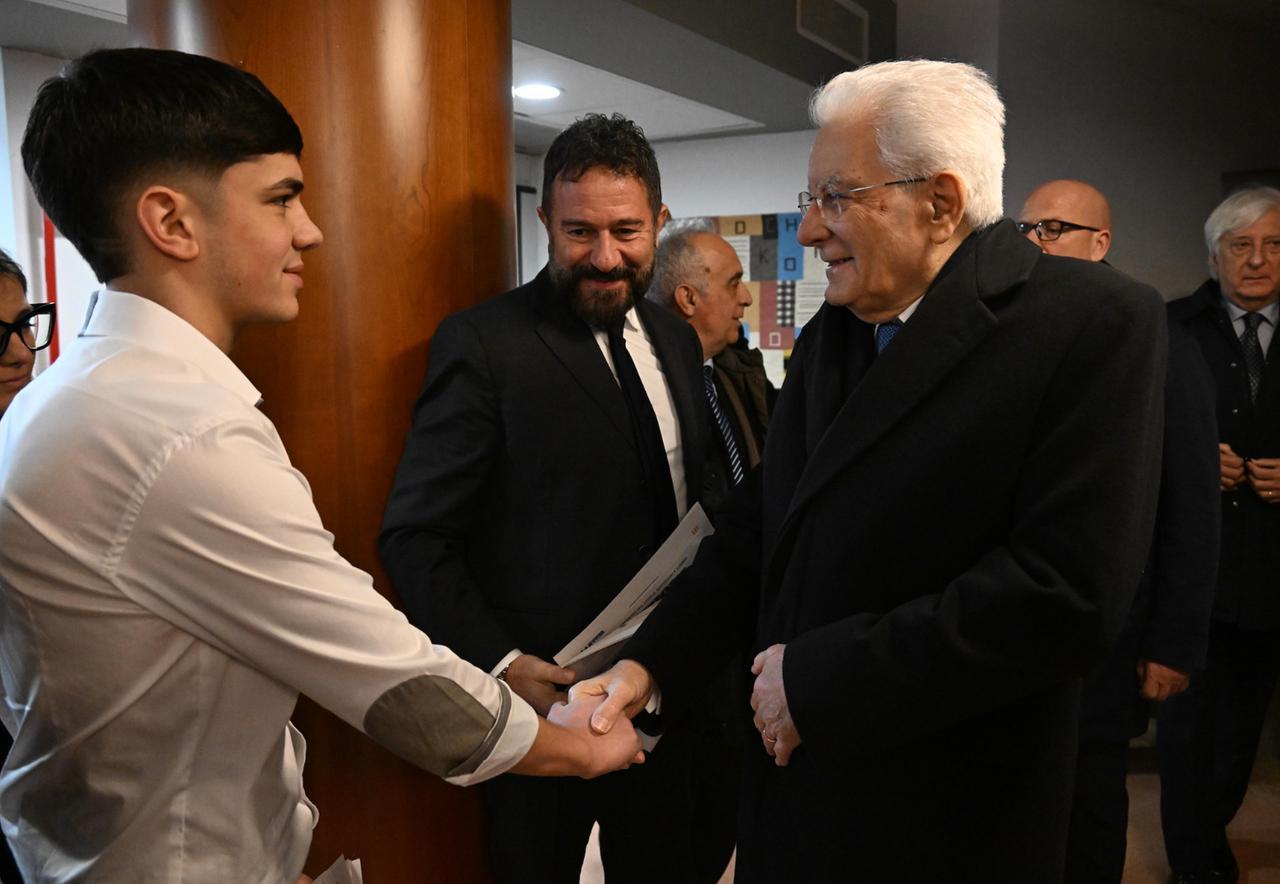 L’emozione, i pensieri sulle opere, le stretta di mano: gli studenti consegnano l’inserto della Nuova Sardegna su Deledda a Mattarella